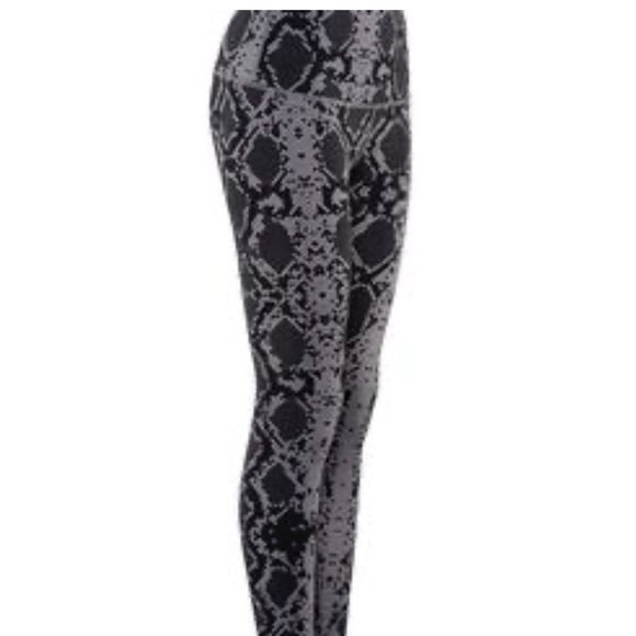 Lululemon Wunder Under High Waist Crop Leggings in a black and gray snake size 6 - Picture 1 of 11